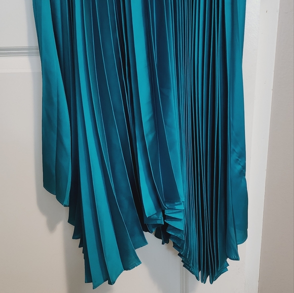 Alice + Olivia Gloria Pleated Maxi Dress in Ocean Blue - Picture 11 of 12